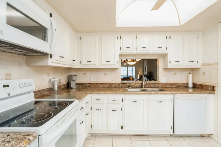 05_250JohnFKennedyDrive408_177_Kitchen_H
