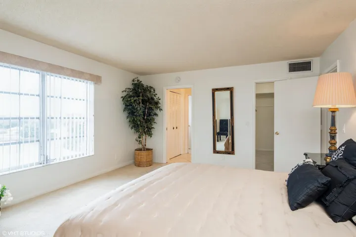 12_250JohnFKennedyDrive408_178001_Primar