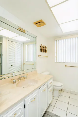 17_250JohnFKennedyDrive408_8_Bathroom_Hi
