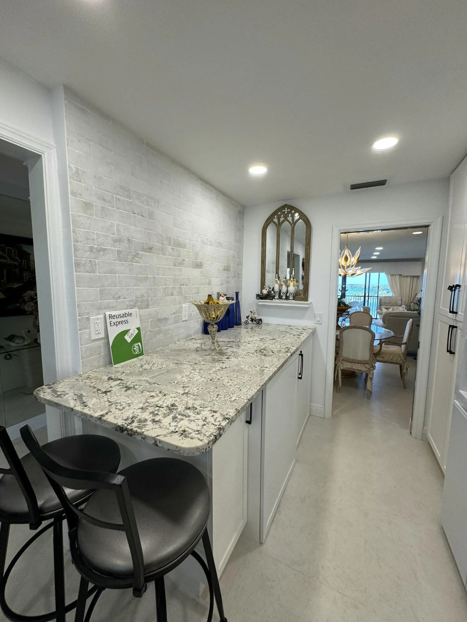 granite bar eat in kitchen
