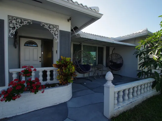006-002-Entry Patio and-2048x1536