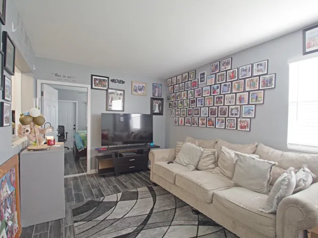 011-009-Family Room-2048x1536