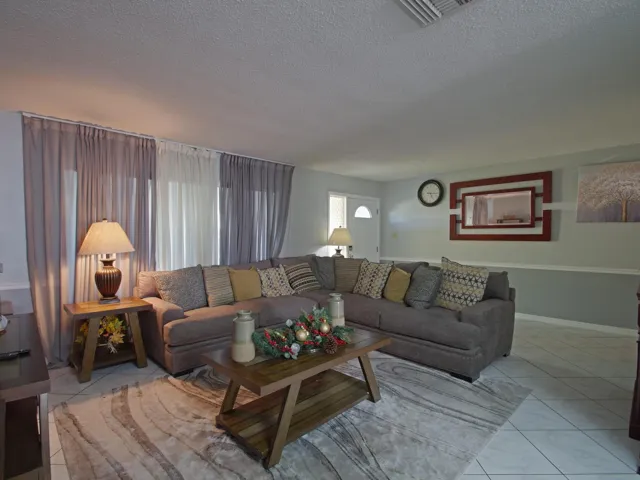 009-019-Living Room-2048x1536