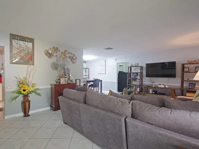008-021-Living Room-2048x1536
