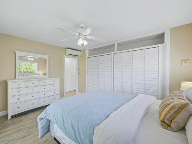 Bedroom w/ Queen Bed