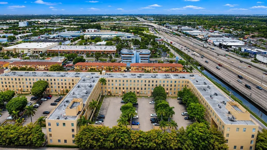 Royal Palms Gated community, Low HOA