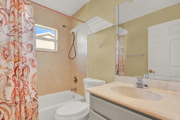 Guest bathroom 1