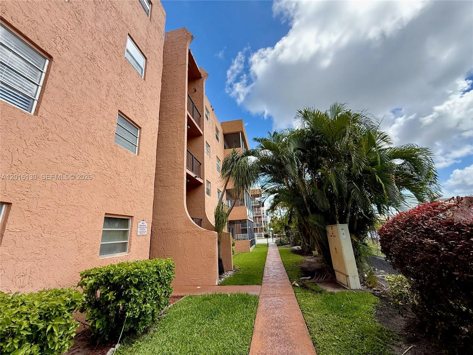 Residents love the community feel, open spaces, winding sidewalks, grassy areas, & plenty of activities and neighborly gatherings.