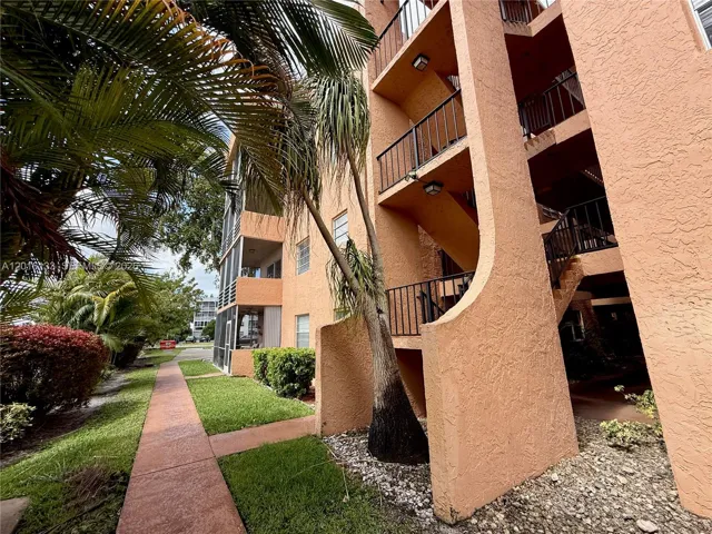 Residents love the community feel, open spaces, winding sidewalks, grassy areas, & plenty of activities and neighborly gatherings.