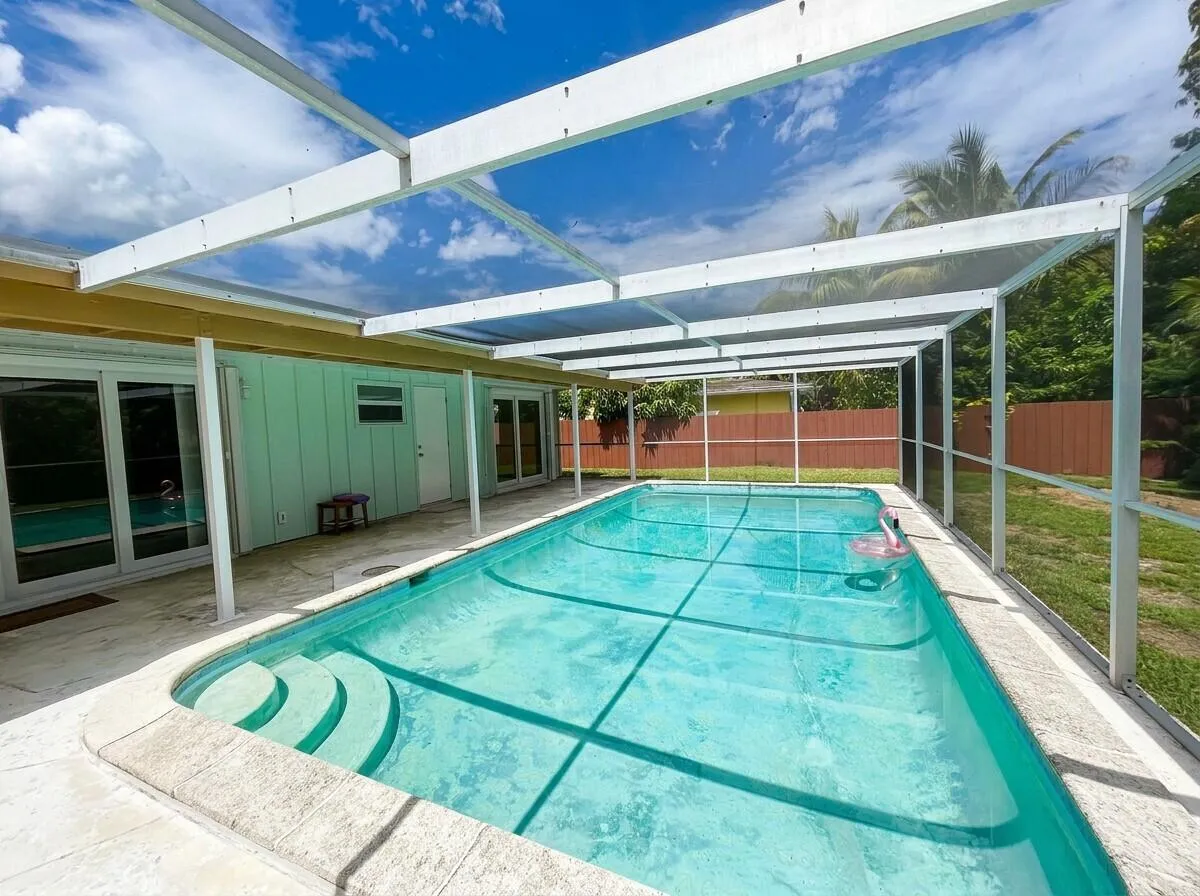 Enclosed Pool - Full View