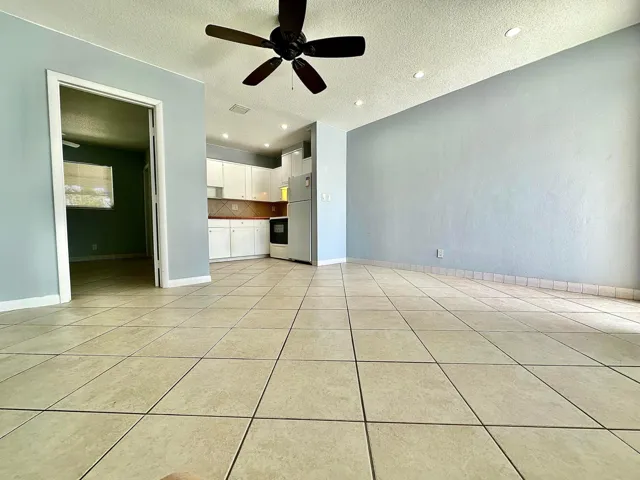Ceiling fan and recessed ceiling lighting in living room