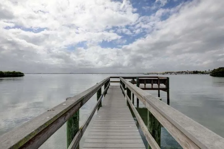 Walk out dock