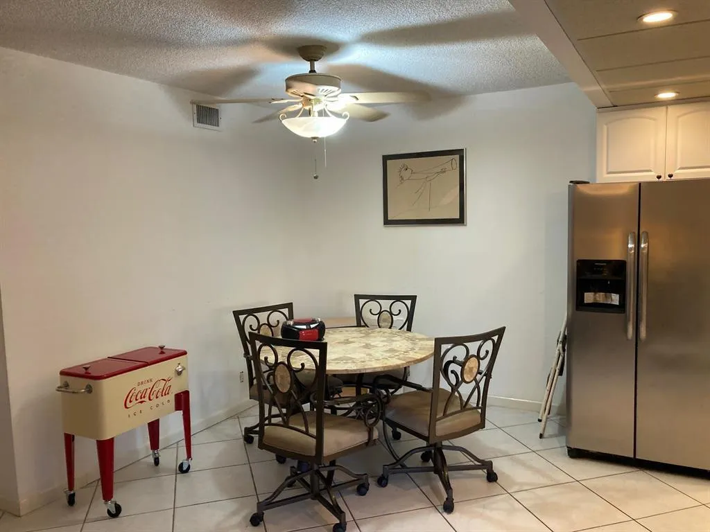 600 Dining Area