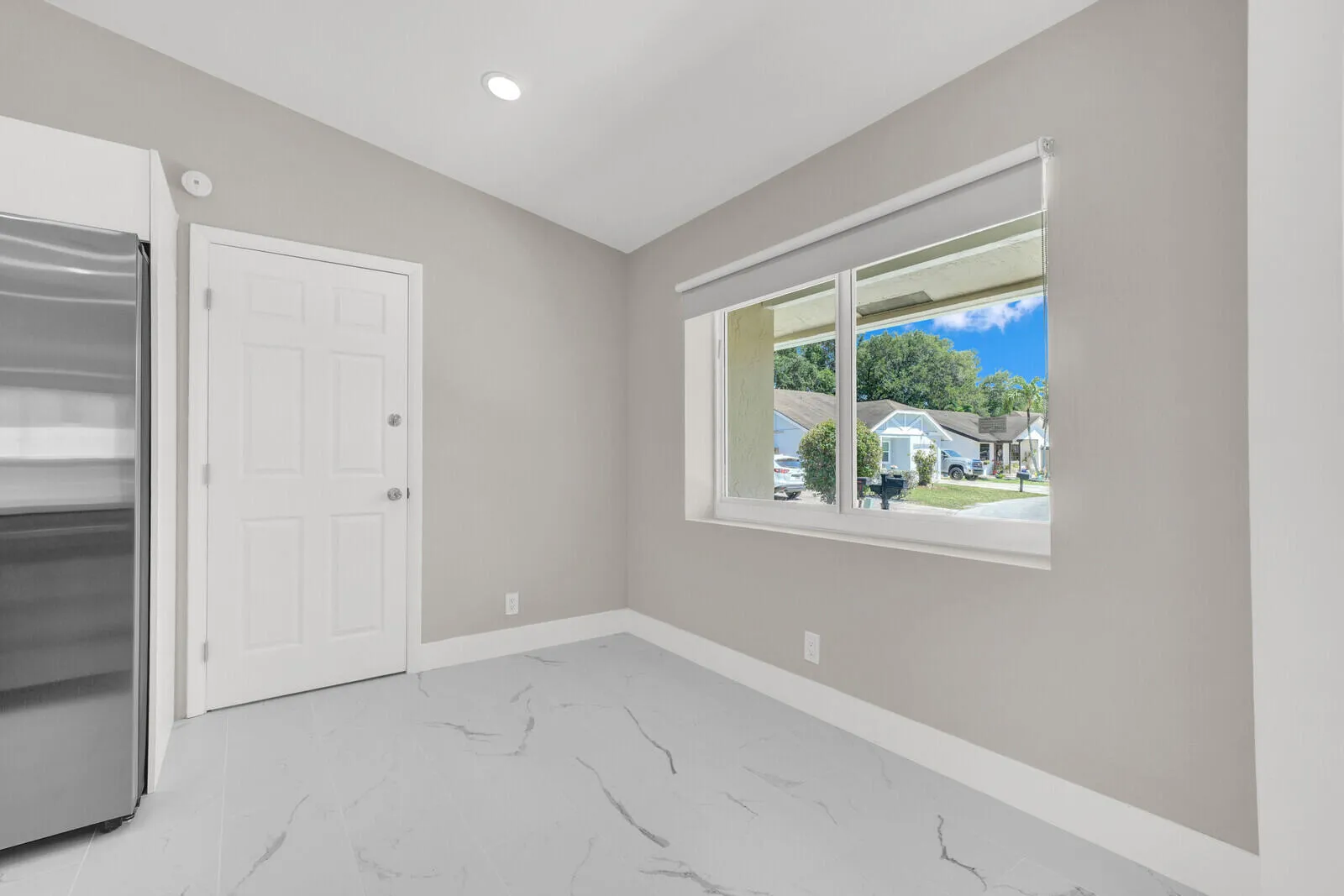1 CAR GARAGE OFF THE KITCHEN.