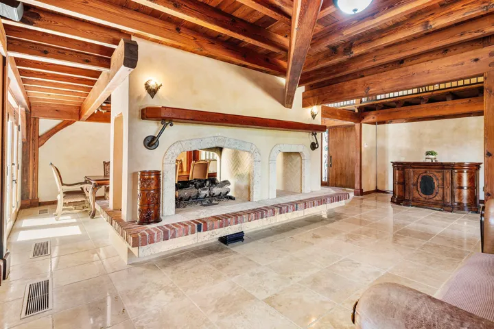 Living Room/gas fire place