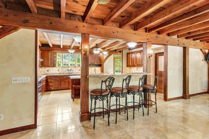 Kitchen/island/bar