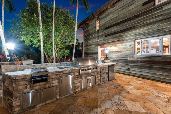 Built in BBQ area/summer kitchen