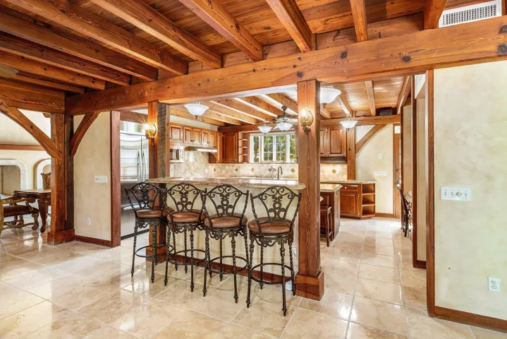 Kitchen/island/bar