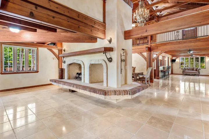 Living Room/gas fire place