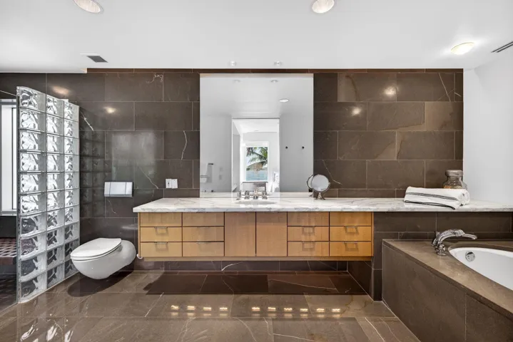 Guest room ensuite bath