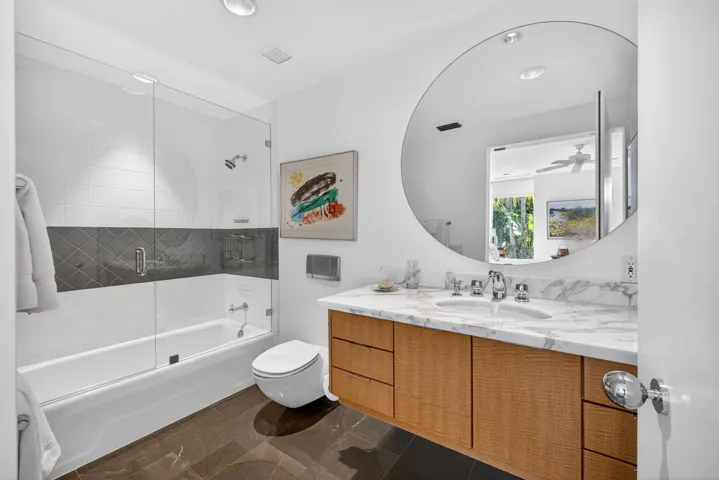 First floor guest ensuite bathroom