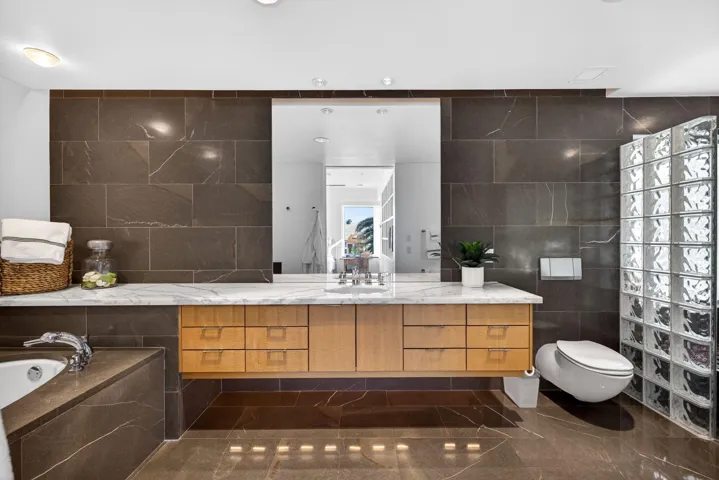 Front guest room ensuite bath