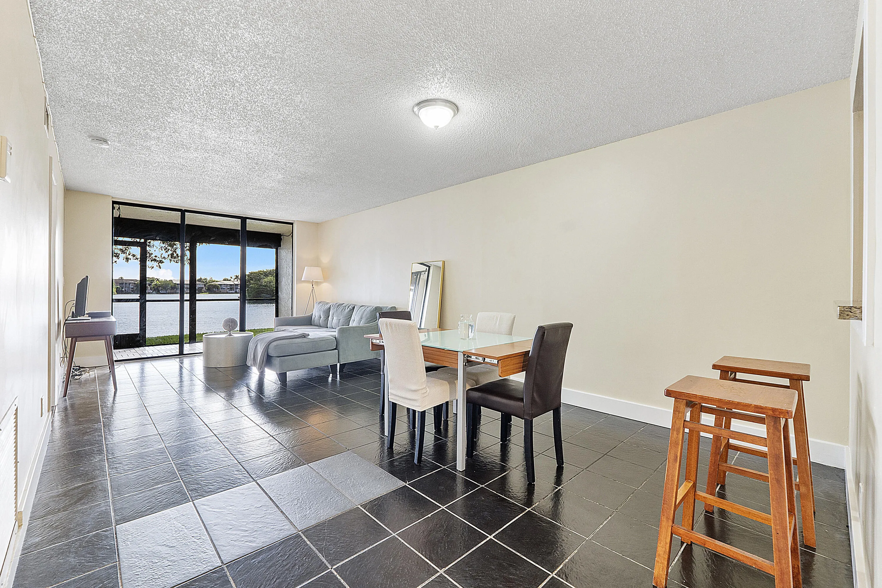 3100 Nw 46th St U102_009 - Living