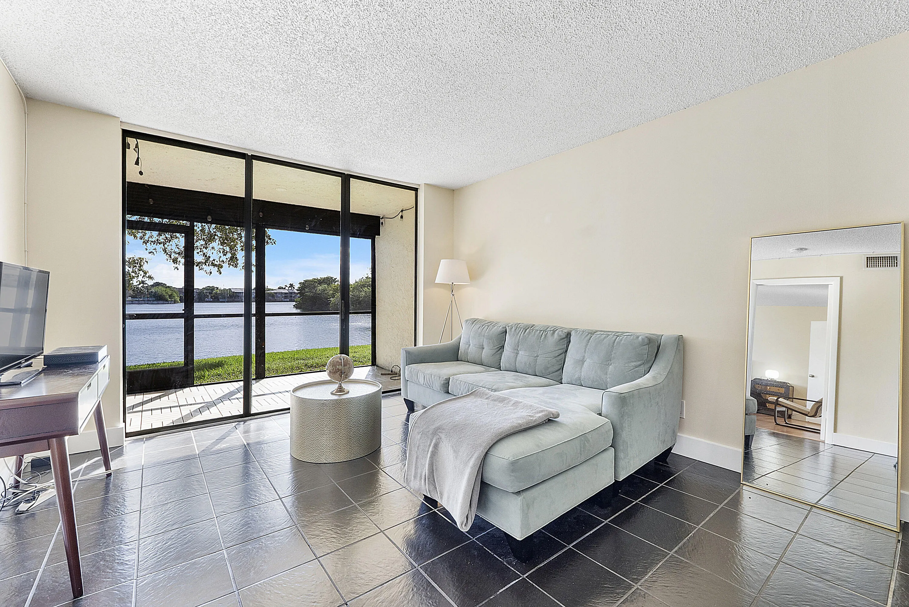 3100 Nw 46th St U102_011 - Living1