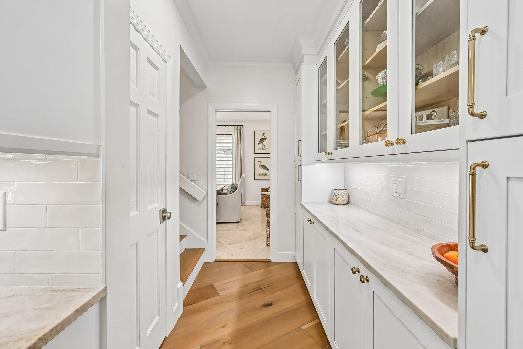 A well-appointed butler’s pantry and spacious walk-in pantry are conveniently located between the kitchen and dining room, offering seamless storage and entertaining flow.