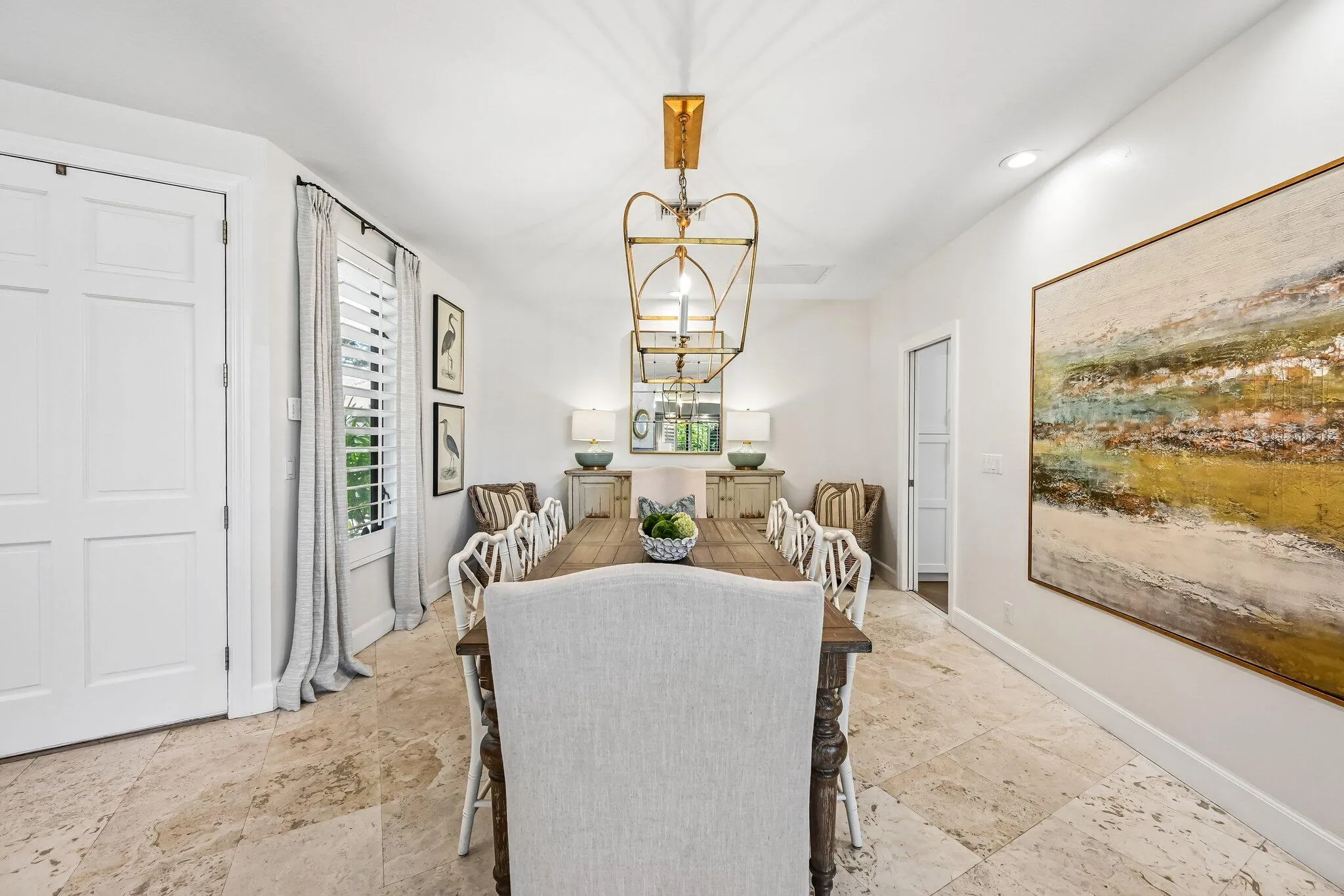 Designed for both everyday living and entertaining, the generous dining area is seamlessly positioned off the living room and butler’s pantry.