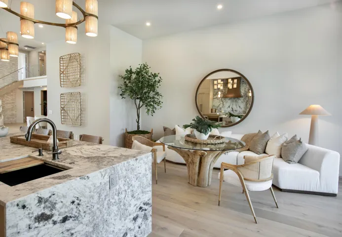 LOUNGE/BREAKFAST AREA