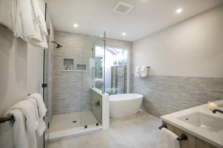 FAMILY SUITE BATH WITH VIEW TO ATRIUM