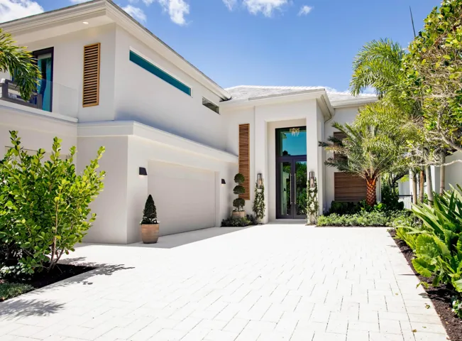 ELEGANT ISLAND-STYLE HOME
