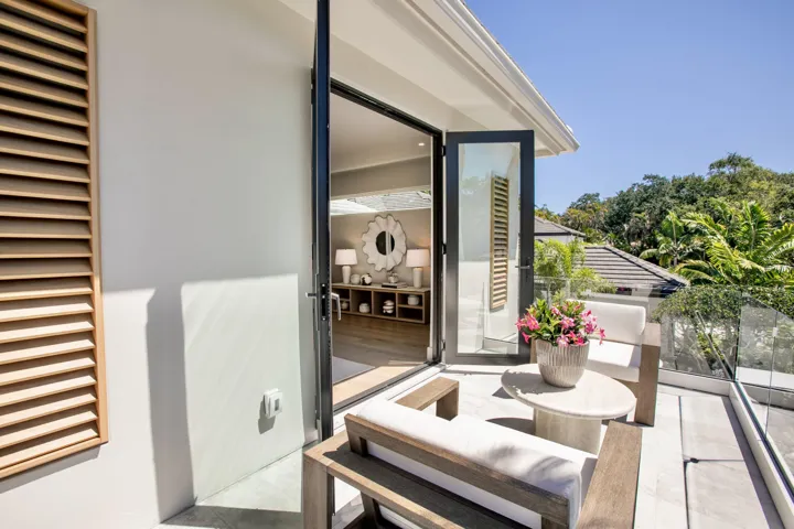 FRONT GLASS-RAILED BALCONY