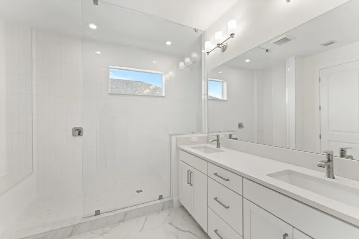 US_SEF_BELLIS_LOT 201_OWNERS BATH 2