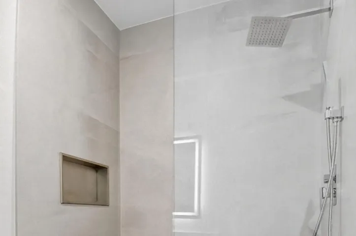 Third bedroom en suite bathroom