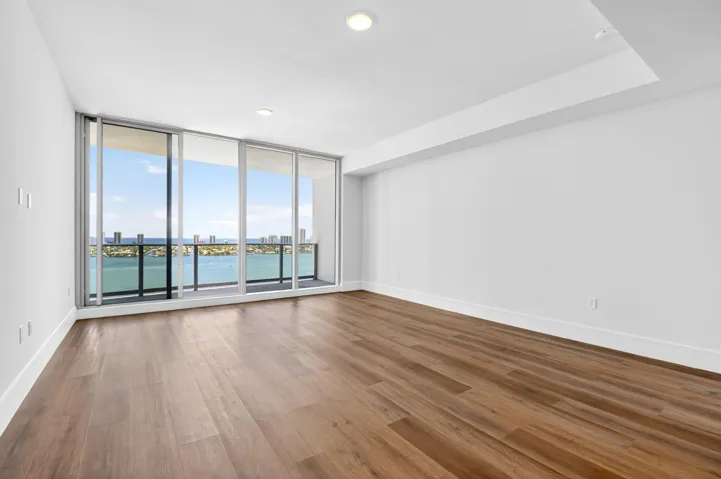 Ling room vith Intracoastal view