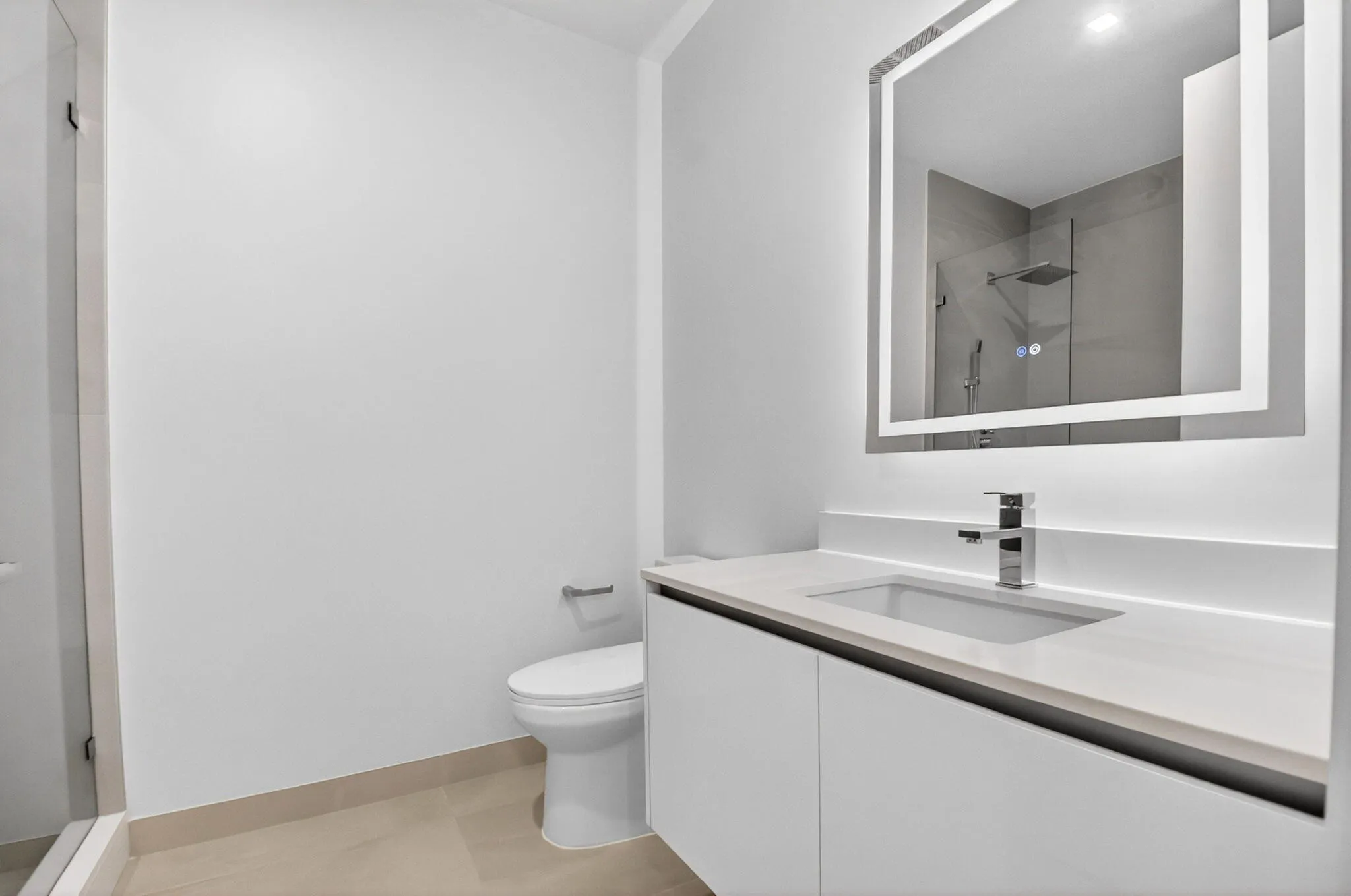 Third bedroom en suite bathroom