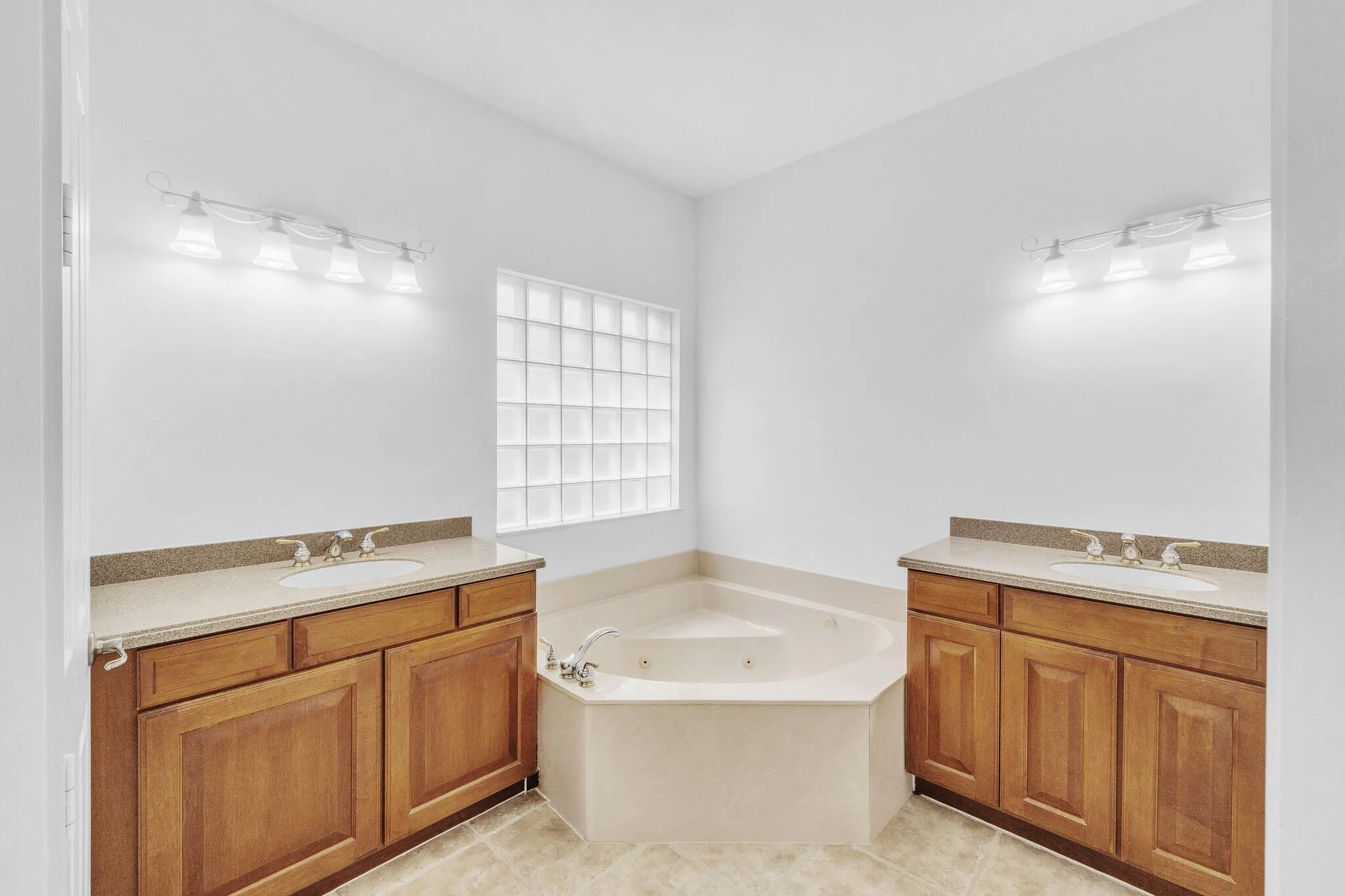 19 Primary Bathroom (2)
