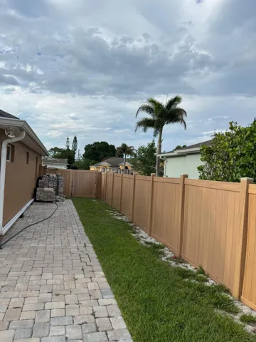 Backyard​​‌​​​​‌​​‌‌​‌‌​​​‌‌​‌​‌​‌​​​‌​​ Side