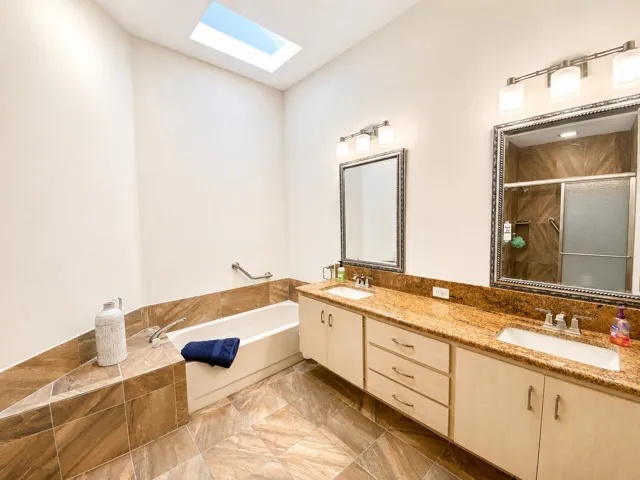 Soaker jetted tub