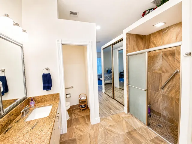 Primary en-suite, private water closet