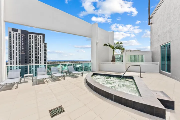 Rooftop Pool Deck - Spa