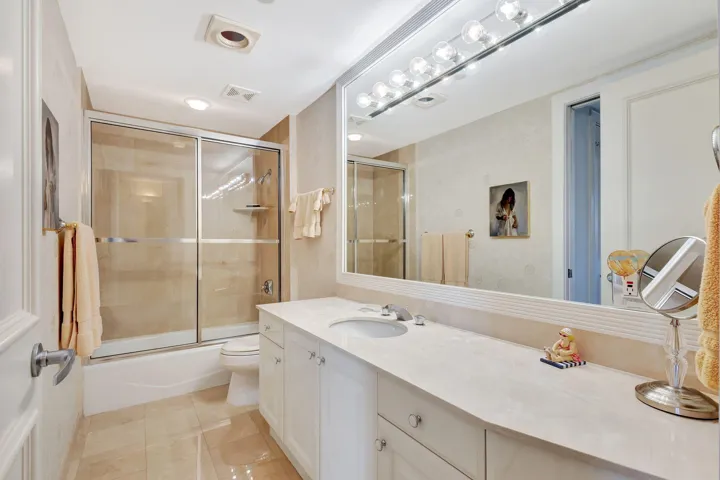 En Suite Full Bath