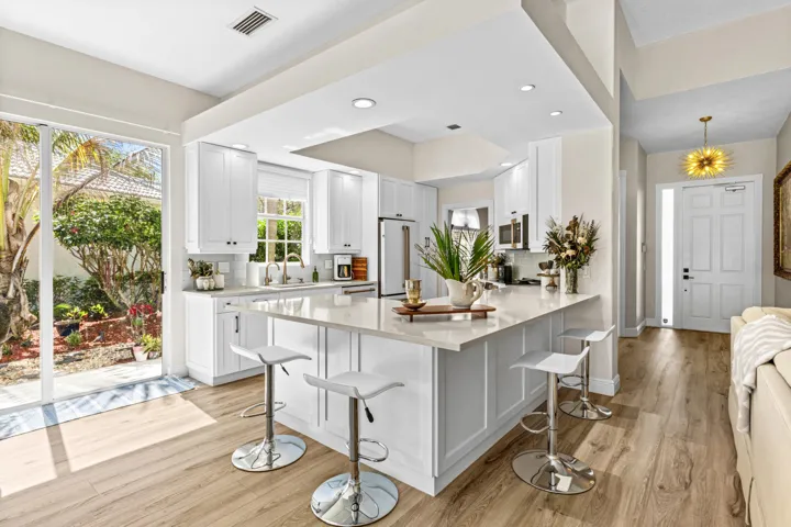 Kitchen with Breakfast Bar