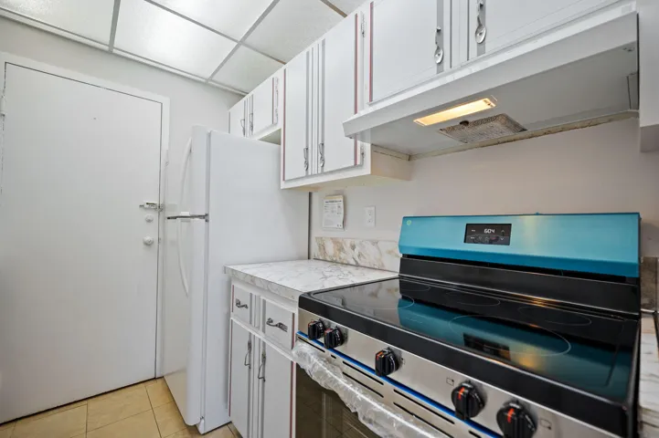 Units PH 1406 & PH 1407 are being sold together for $565,000 Unit 1406 kitchen.