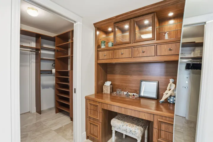 OR -DESK - CLOSET