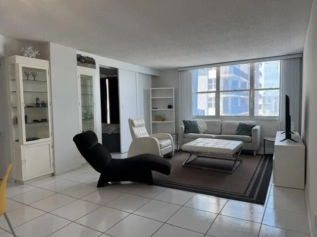 2201 Liv rooom 3