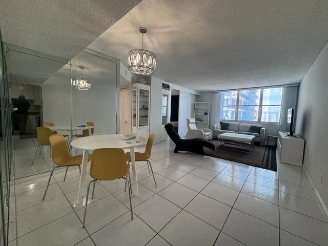 2201 DA & Liv Room