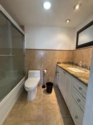 2201 2nd bathroom